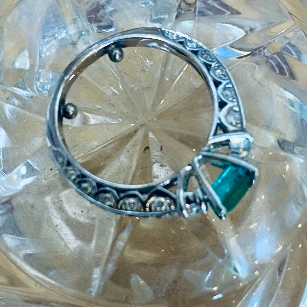 Orianne….Natural diamonds and natural emerald ring on 14ct white gold - Picture 3 of 13